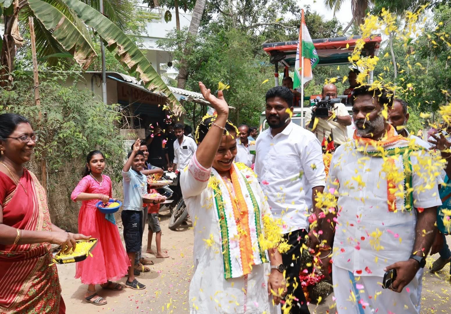 கிராமங்களில் பெண்கள் உற்சாக வரவேற்பு